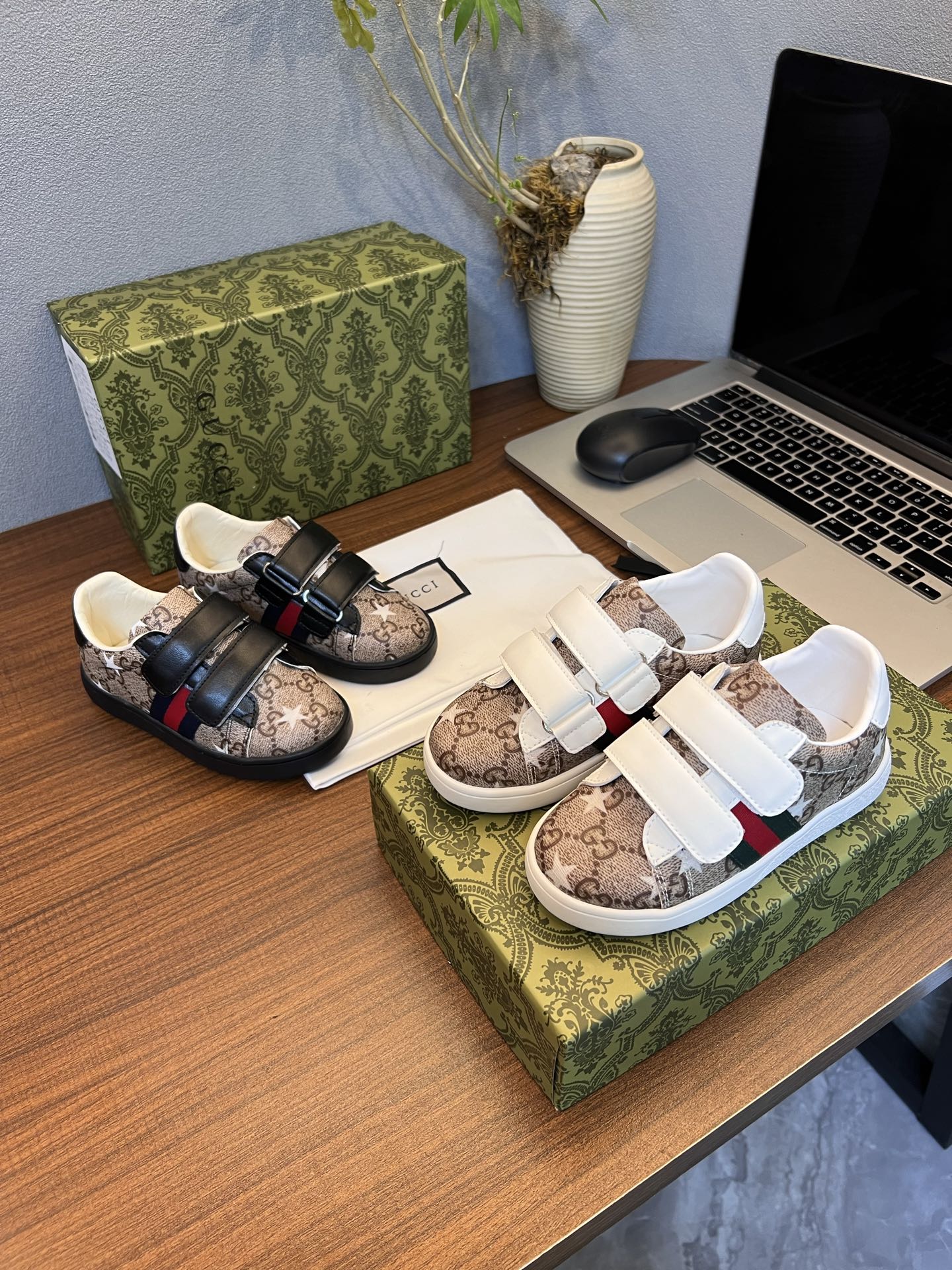 Children's shoes child